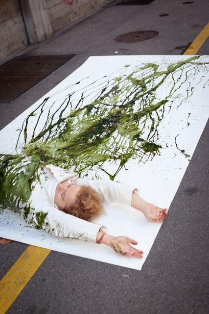 Christine Bänninger, «liquid olive», 2021. Performance 2021, Kunsthaus Aussersihl, Vitrinen Müllerstrasse Zürich. Foto: Johanna Encrantz